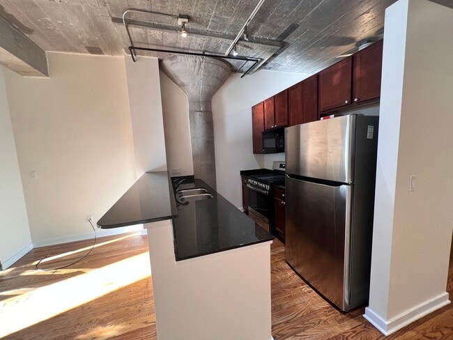 Building Photo - 1069 W 14th Pl