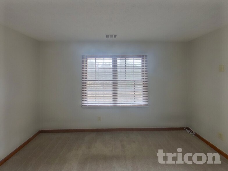 Building Photo - 100 Creekwood Ct