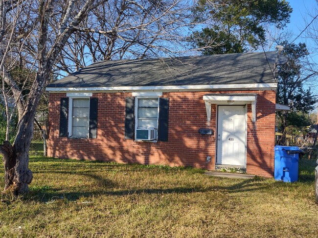 Primary Photo - Near JR Allen Parkway, Close to Downtown C...