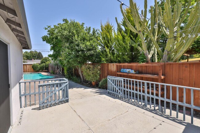 Building Photo - 1841 Briarwood Dr