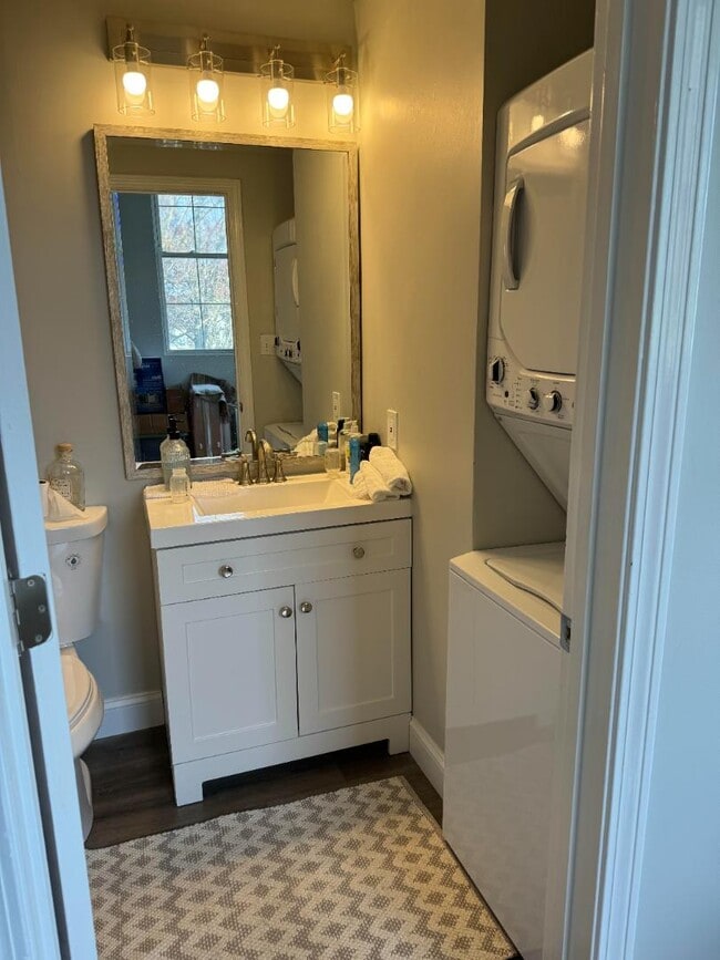 Building Photo - 16 Oak St