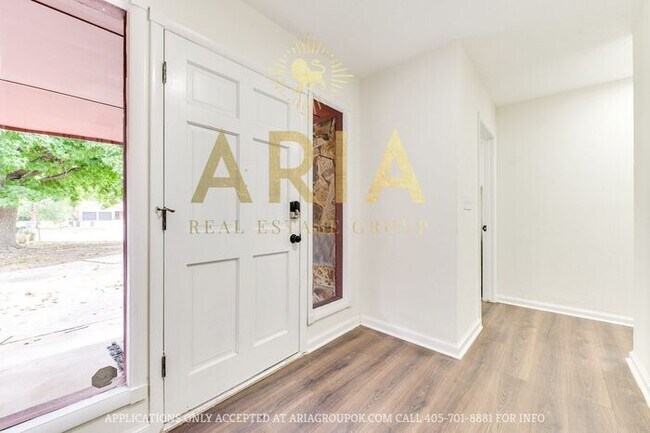 Building Photo - Unique 3 bed/2 bath Property with HUGE Bon...