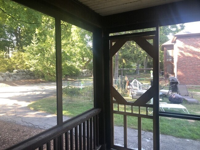 Building Photo - 10 Weston Ct