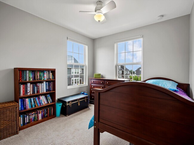 Building Photo - 202 N Sydney Ct