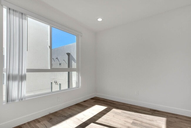 Building Photo - Luxury 2 & 4 Bed Townhomes in NoHo!