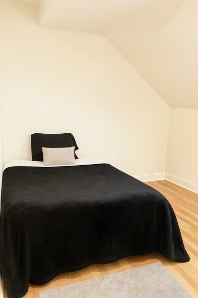 Building Photo - 10 Strathmore Rd