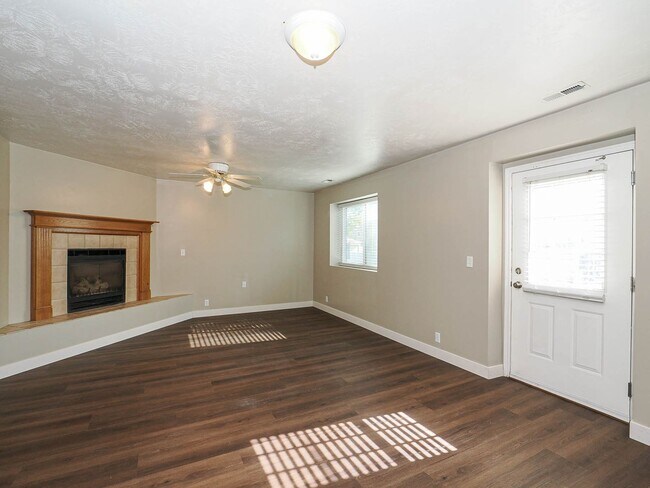 Building Photo - Beautiful House in West Jordan