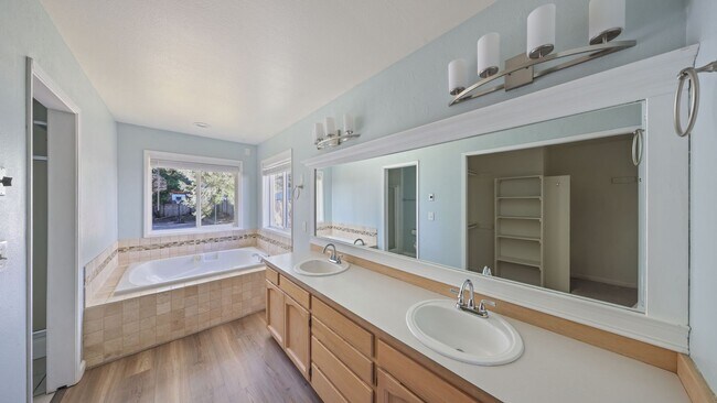 Building Photo - 4 Bed 3 Bath - 2 Living Rooms - Office Area - Pet Friendly - NAS Whidbey