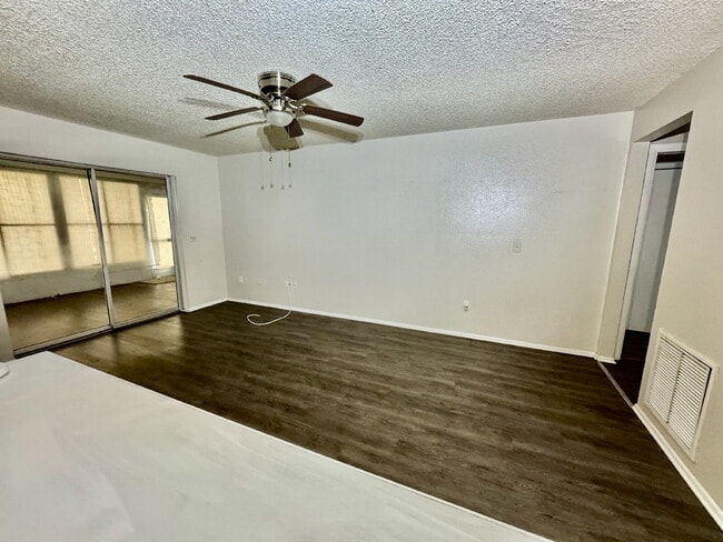 Building Photo - "Charming 2-Bed, 2-Bath Retreat in Palm Ha...