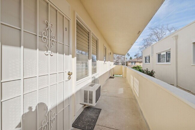 Building Photo - 333 Rexford Dr