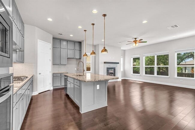 Building Photo - 6716 Vitruvius Dr