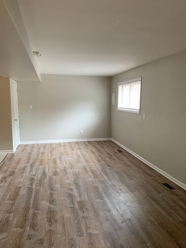 Building Photo - Spacious 3 bd 1.5 bth Raised Ranch Duplex