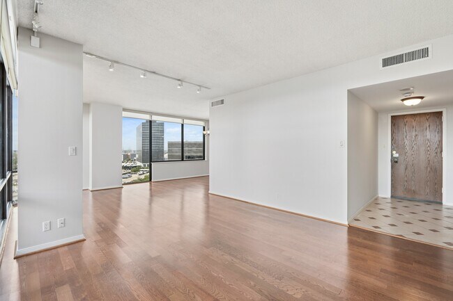 Building Photo - 14 Greenway Plz