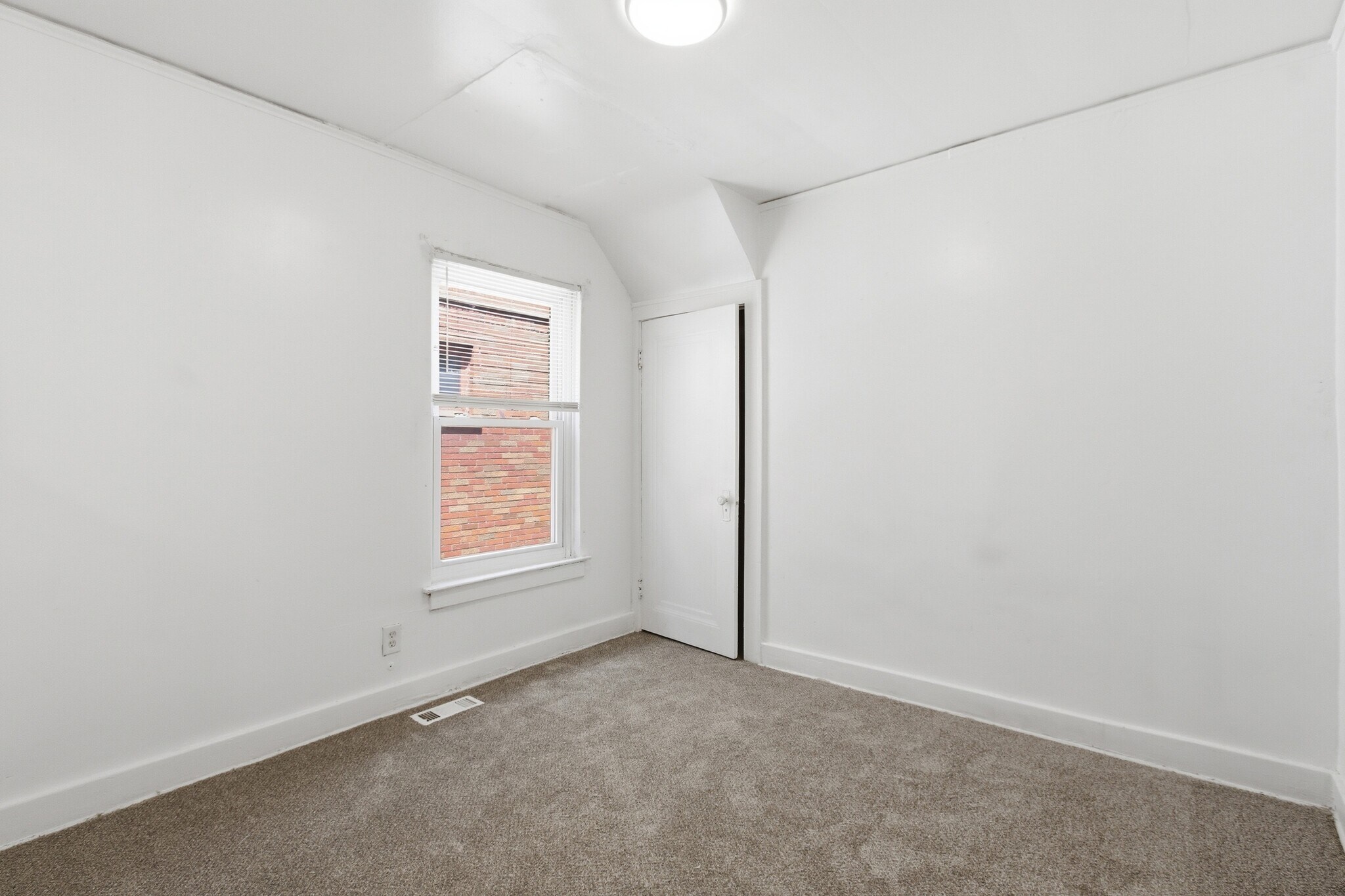 Building Photo - 15087 Pinehurst St