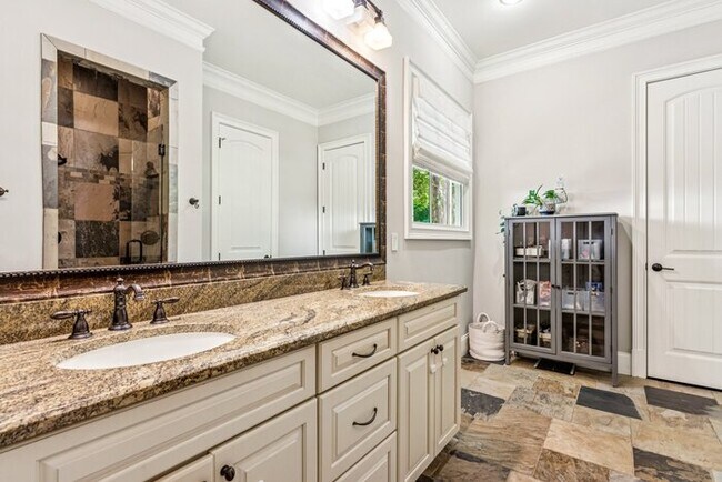 Building Photo - 1093 Country Ln NE