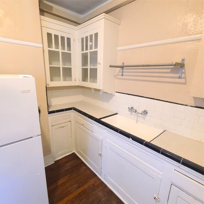 Building Photo - 4414 Woodside St