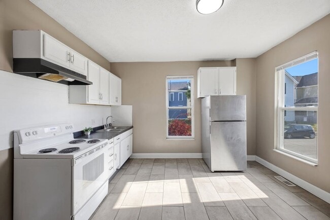 Building Photo - 387 St Clair Ave
