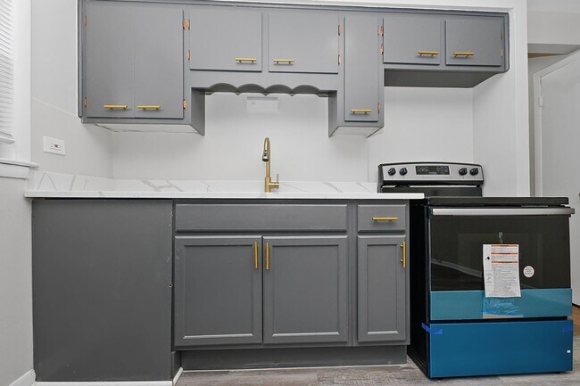 Interior Photo - 2830-2842 W 87th St