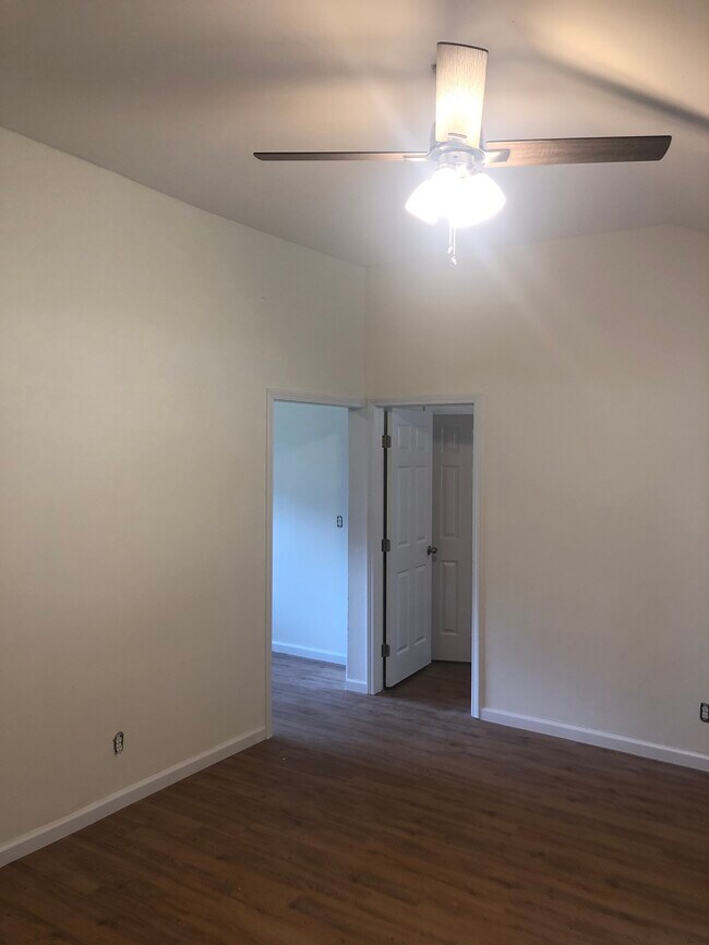 Building Photo - 9215 ARISTIDES DR