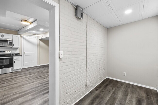 Building Photo - "Charming Historic 2-Bed Oasis in Durham –...