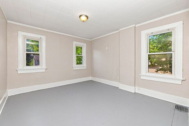 Building Photo - 147 W Hudson Ave