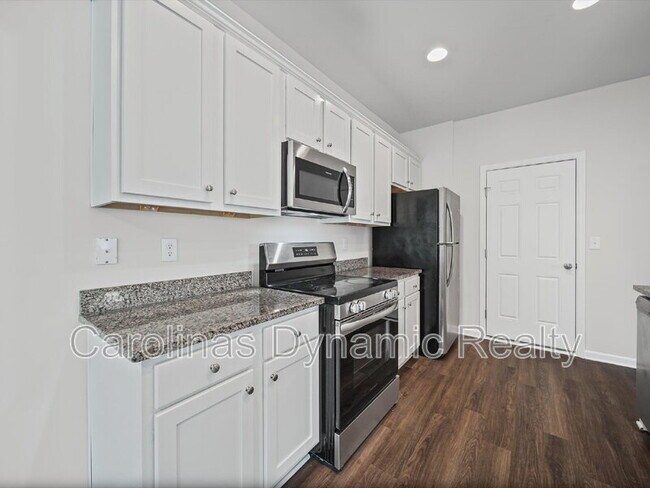 Building Photo - 914 S Battleground Ave
