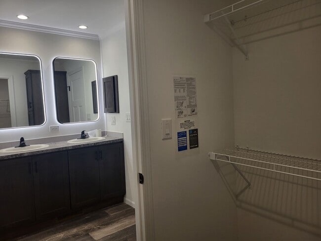 Building Photo - 1124 Lake Terrace Rd