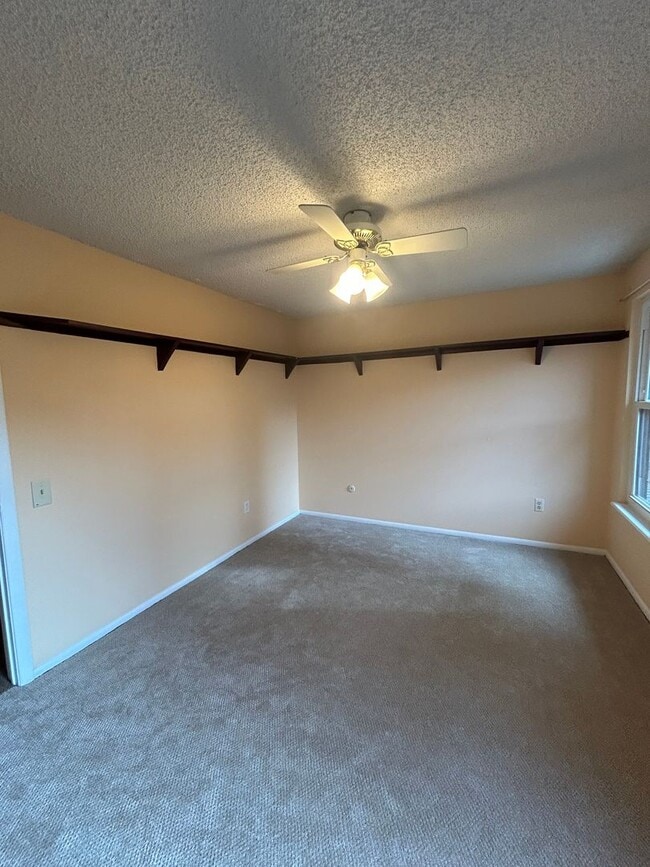 Building Photo - 5 BR/3 1/2 BA in the Desirable Meadowglen Community!!