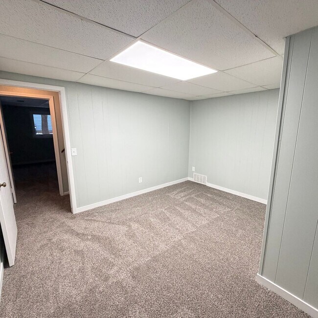 Building Photo - Rockford Schools! 3 Bedroom Duplex