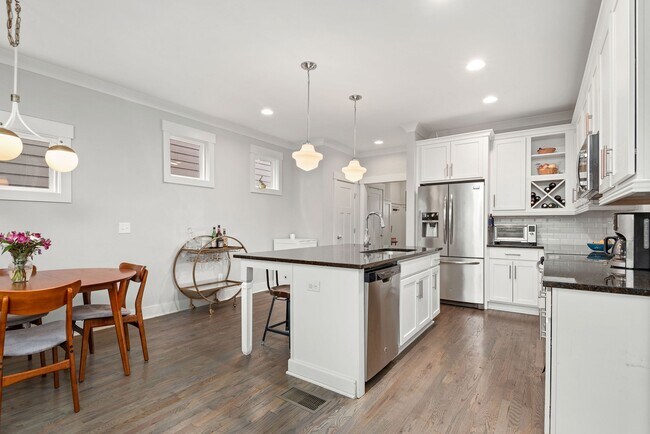 Building Photo - 2223 Burns St