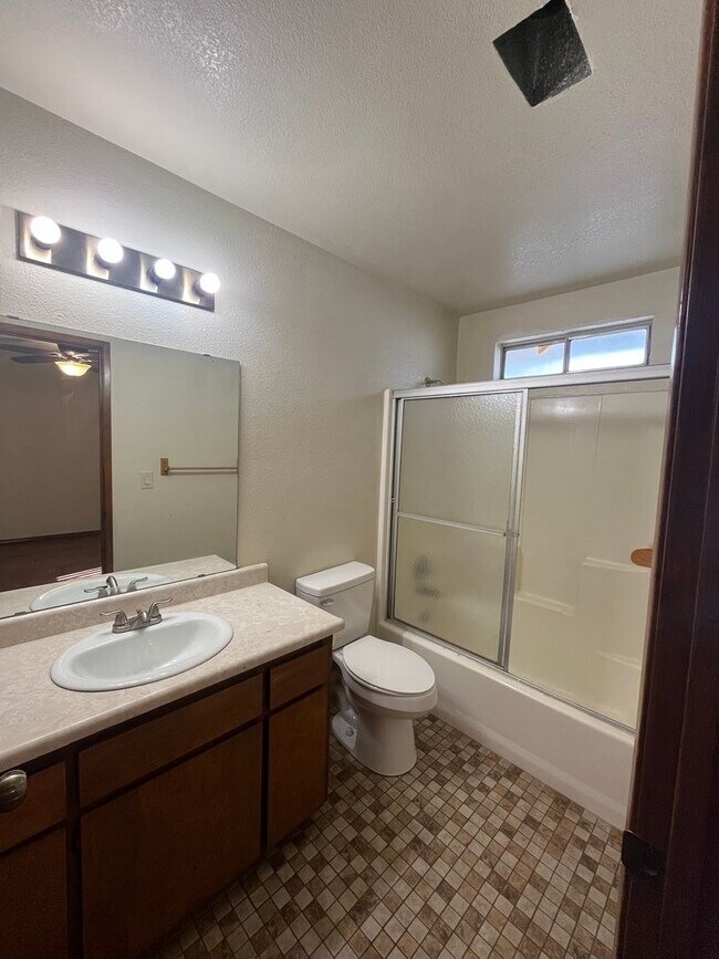 Building Photo - 4384