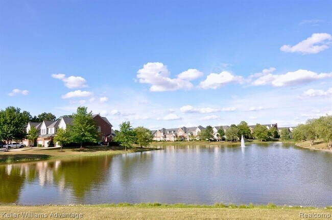 Building Photo - 1627 E Lakeview Ln