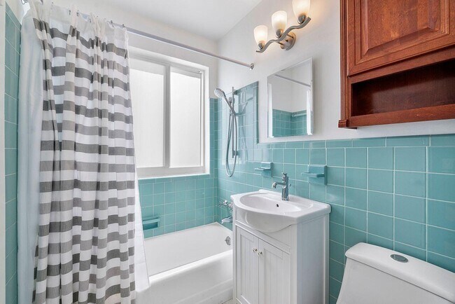 Building Photo - 1221 Hillsboro Mile