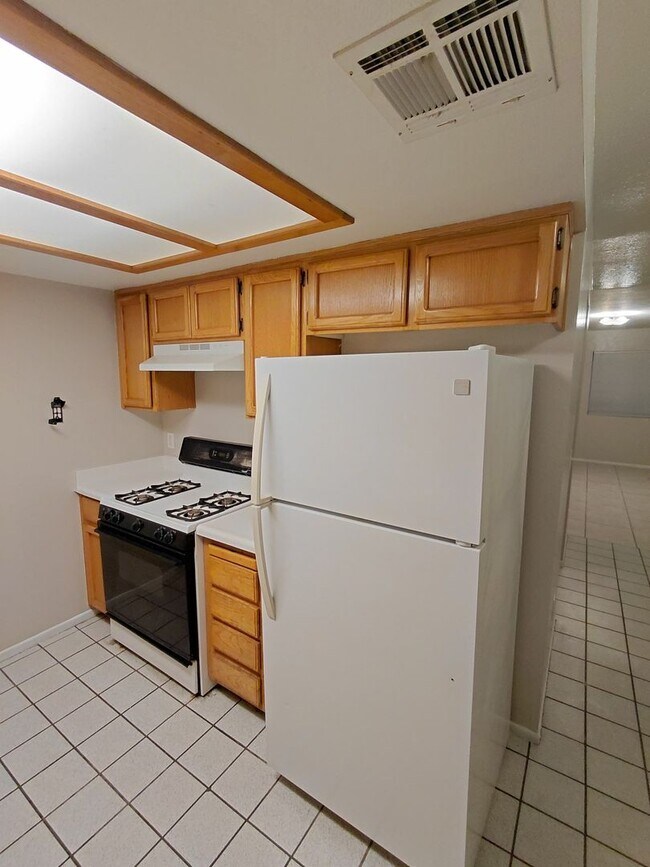 Building Photo - Move-In Ready 2-Story Apartment for Rent!