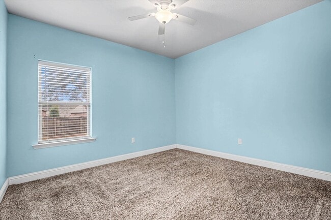 Building Photo - SPACIOUS AND CONVENIENT COMMUTE!