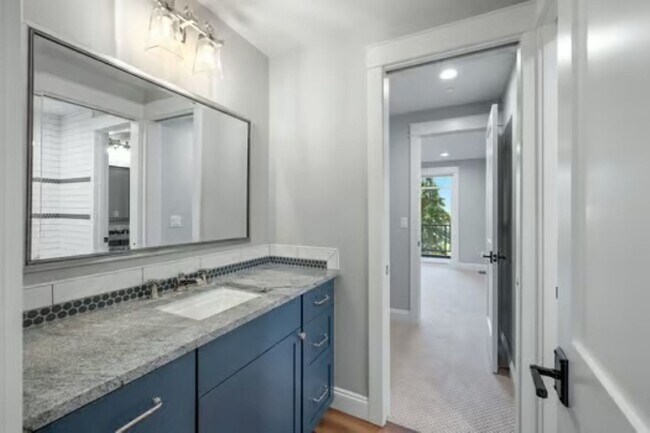 Building Photo - 3Bd/3.5Ba Kirkland Home