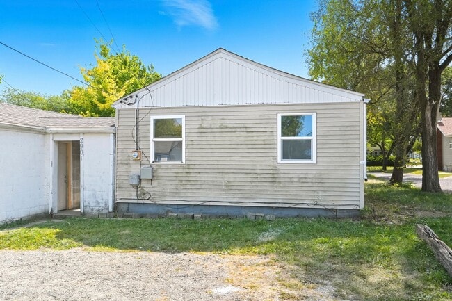 Building Photo - NEW LISTING! 2 BEDROOM HOME