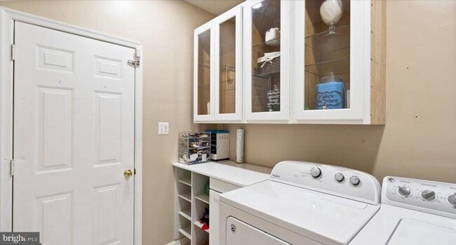 Building Photo - 9750 Granary Pl