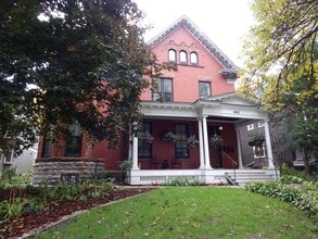 Building Photo - 462 Holly Ave