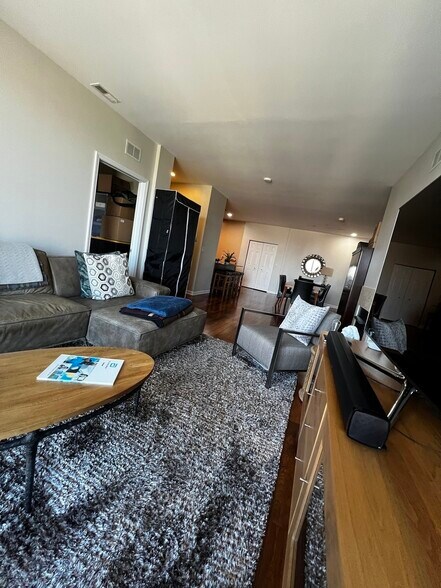 Building Photo - 5300 N Lincoln Ave