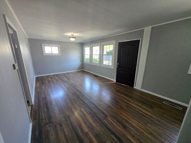 Building Photo - 4 Bd 1.5 Bath Single Family House in Hyde Park Available 12/1