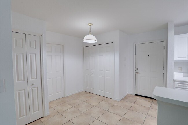 Building Photo - 5455 Vineland Rd