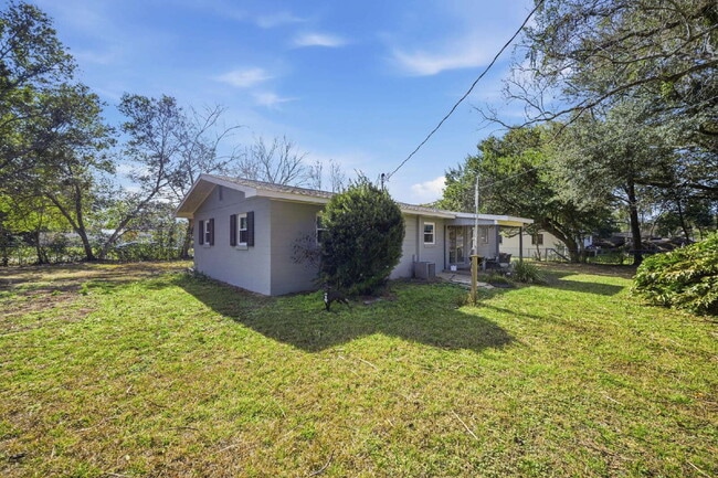 Building Photo - Cozy, fenced 2BR, 1.5BA in NE
