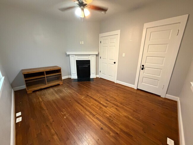 Building Photo - 3 Bedrooms, 1 Bathroom - Home in Celenease! *MOVE-IN SPECIAL!!*