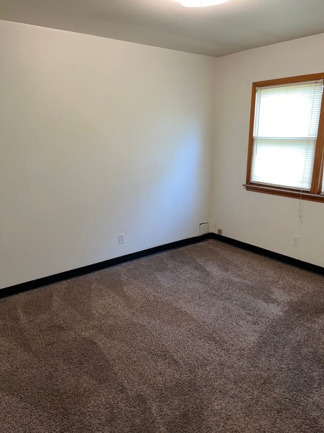 Building Photo - 3 Bedroom home