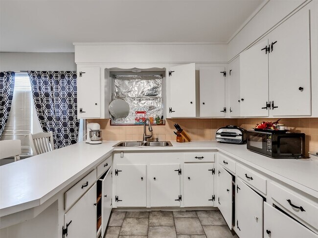 Building Photo - 815 Avenue G