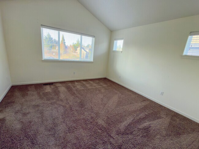 Building Photo - 20893 SW Edgemont St