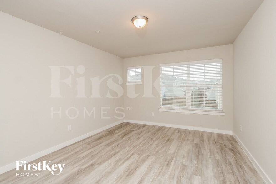 Building Photo - 323 Aveen Path