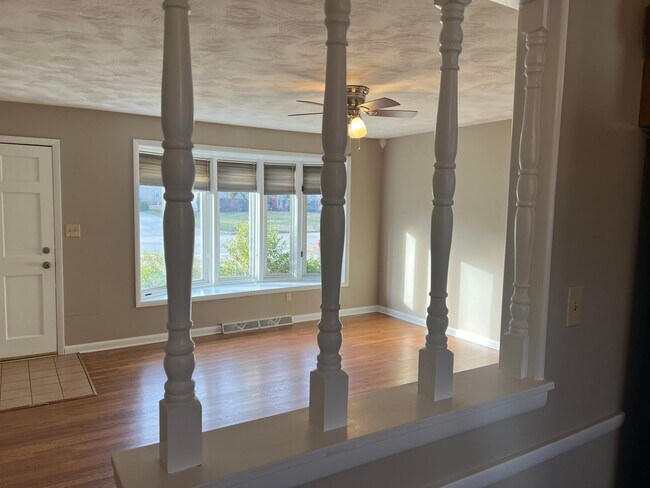 Building Photo - 3 Bedroom 2 Bathroom in Brentwood!