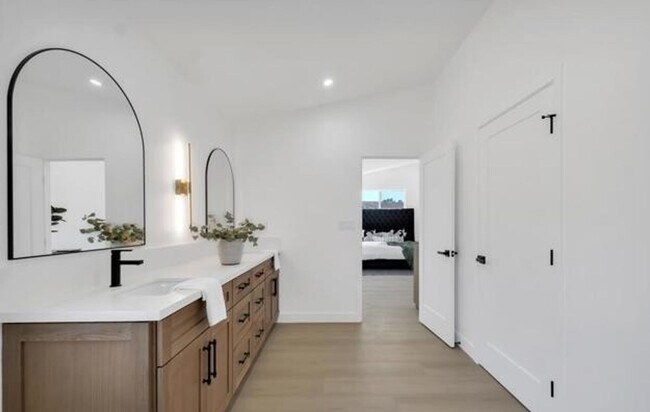 Building Photo - MOVE-IN READY 4+3 w/upgrades, great floorp...